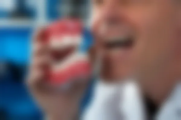 广州穗华口腔门诊医院电话是多少？了解穗华、德伦、广大性价比，助你选择适合的镶牙医院
