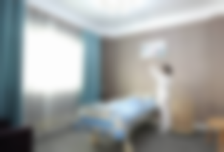 深圳华侨医院医疗美容科罗奇现在还做手术吗？22 年磨骨大咖实力不容小觑！ 